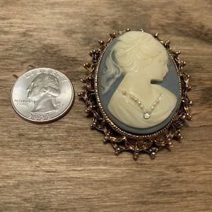 Vintage Cameo Pendant/Brooch with ornate necklace and stone setting (untested)
